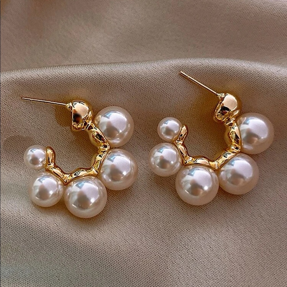 GOLD FAUX PEARL EARRINGS